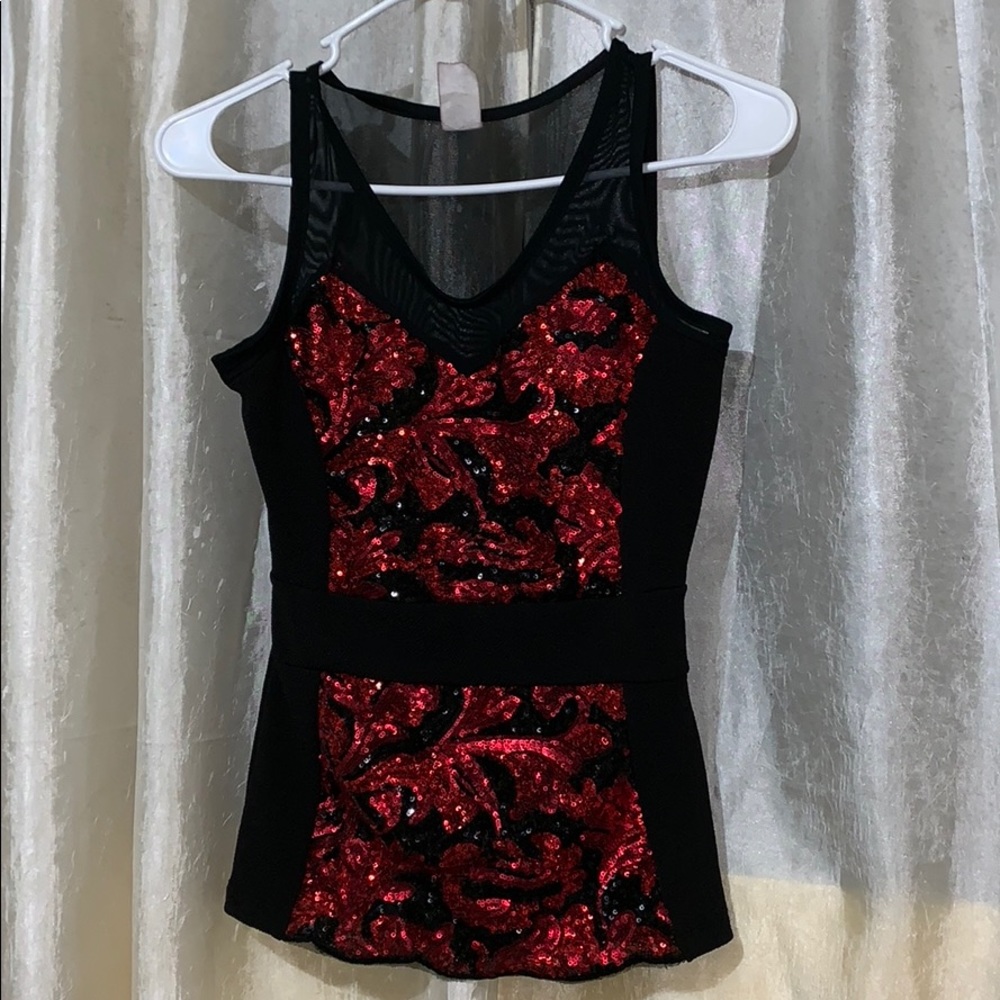 Top o blusa negro y rojo con lentejuelas.